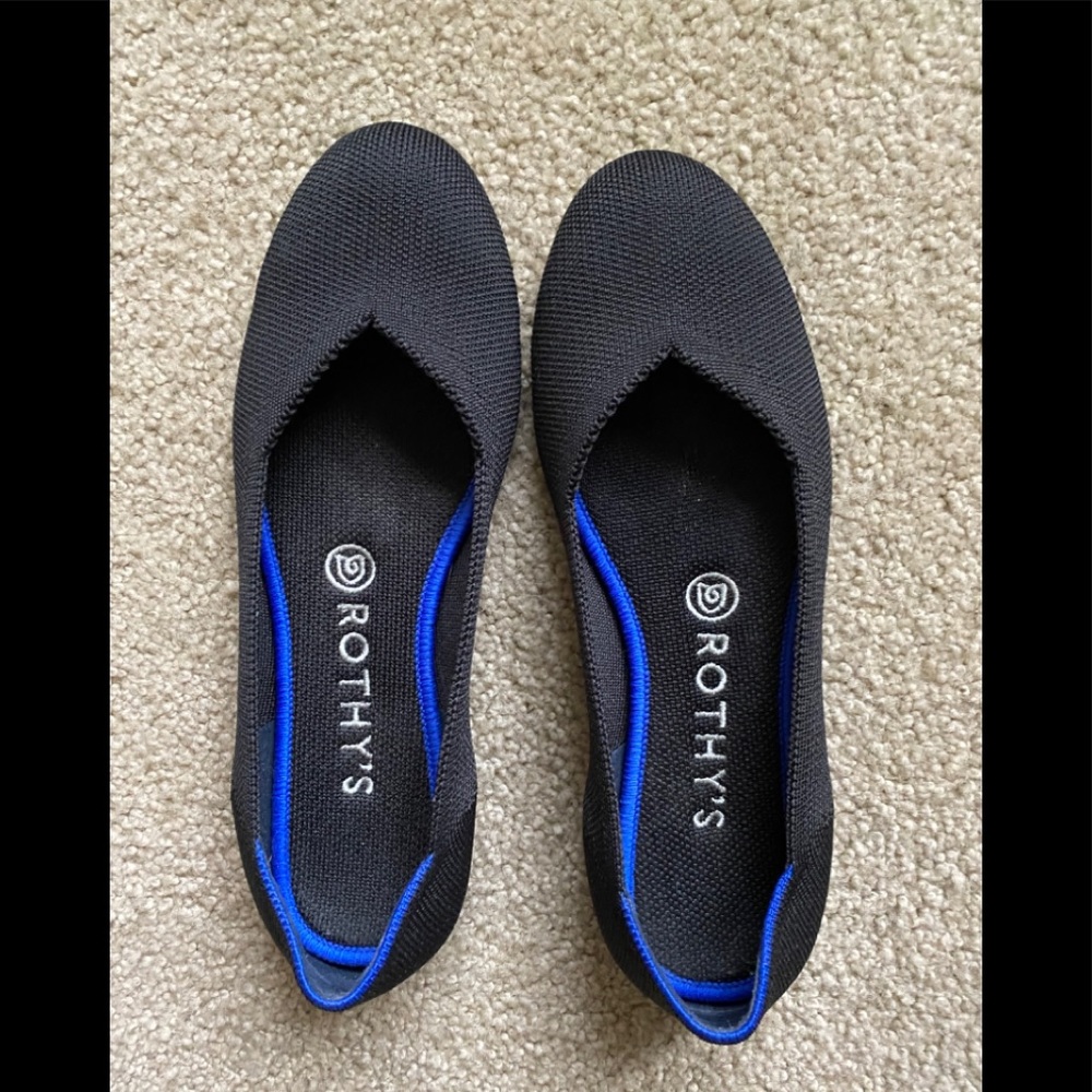 Rothys! Size 8 black with round toe. Like new 🤩